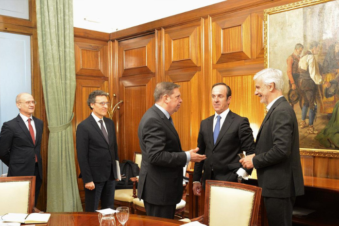 El ministro de Agricultura, Pesca y Alimentación, junto a los representantes de la Federación Española de Industrias de Alimentación y Bebidas