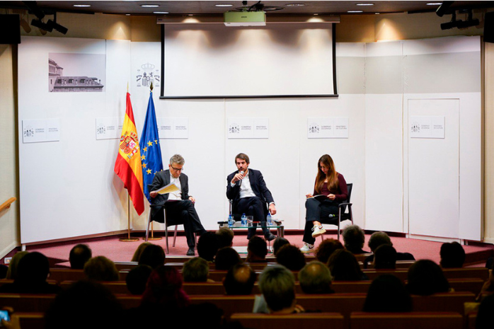 El ministro de Cultura, Ernest Urtasun, durante el encuentro que ha mantenido con el sector cultural.