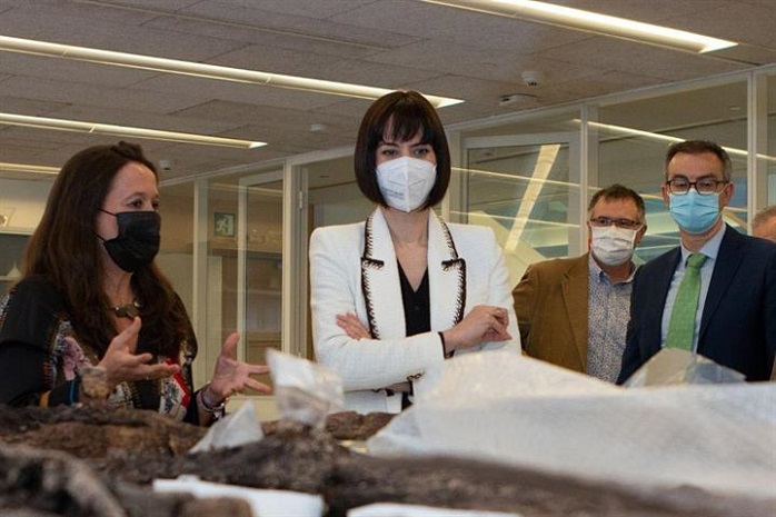 La ministra de Ciencia e Innovación, Diana Morant, durante la visita al Centro Nacional de Investigación sobre la Evolución Humana (CENIEH)