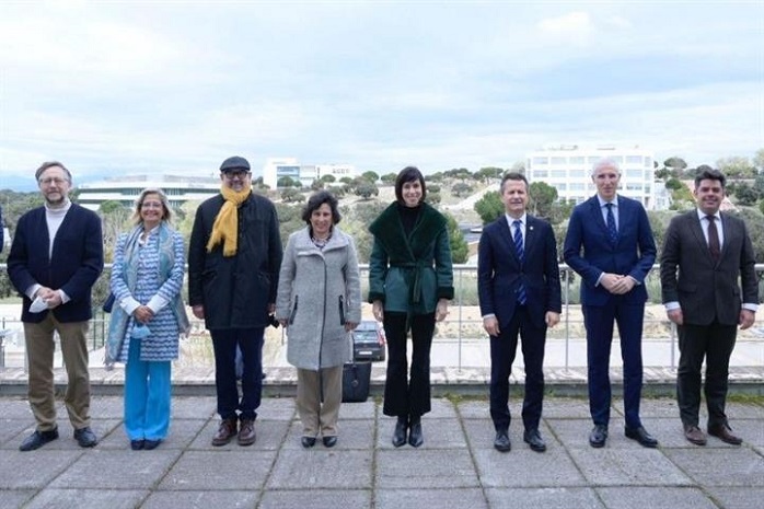 Foto de grupo tras la presentación del Plan Complementario de Comunicación Cuántica