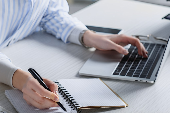 una persona trabajando en un escritorio