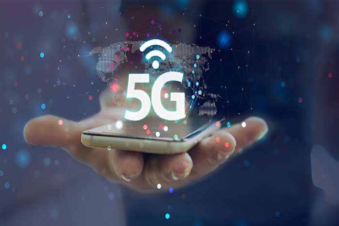 Una persona con un móvil en la mano y el logo del 5G sobre el teléfono