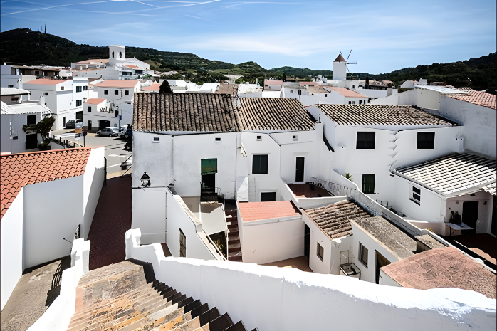 Municipio de Es Mercadal, que acogerá un nuevo sistema de almacenamiento en una instalación fotovoltaica ya existente