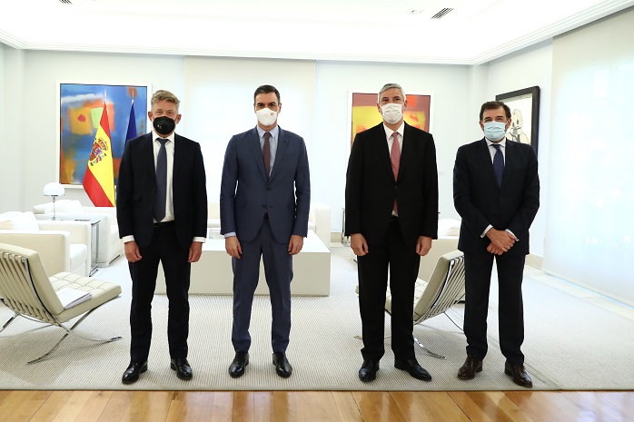 El presidente del Gobierno, Pedro Sánchez, ha recibido en el Palacio de la Moncloa al nuevo presidente de ANFAC, Wayne Griffiths