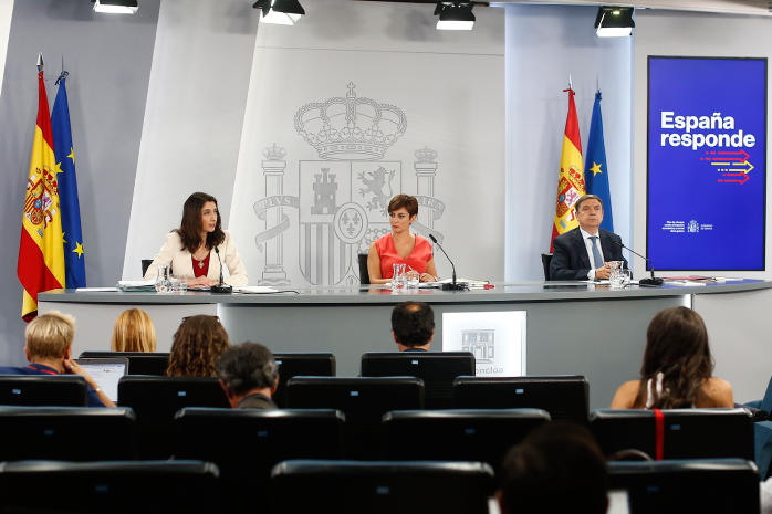 La ministra de Justicia, Pilar Llop, la ministra de Política Territorial y portavoz del Gobierno, Isabel Rodríguez,  y el ministro de Agricultura, Pesca y Alimentación, Luis Planas, en la rueda de prensa posterior al Consejo de Ministros