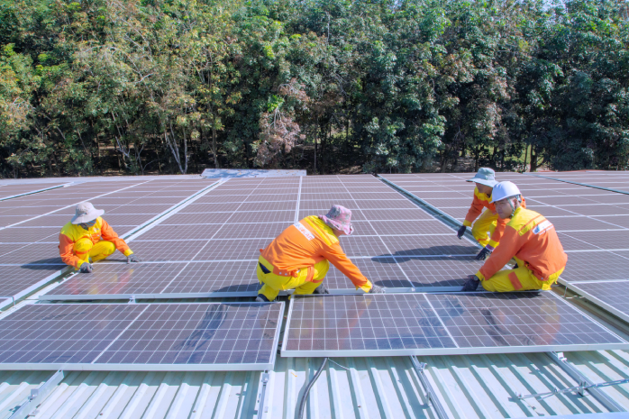 varios operarios instalando paneles solares 