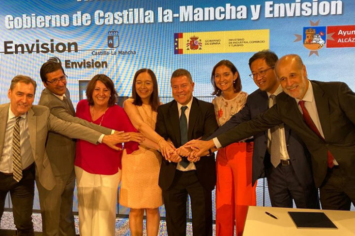  Foto de familia de la ministra Reyes Maroto en la firma del protocolo de colaboración con Envisión  Foto de familia de la ministra Reyes Maroto en la firma del protocolo de colaboración con Envisión