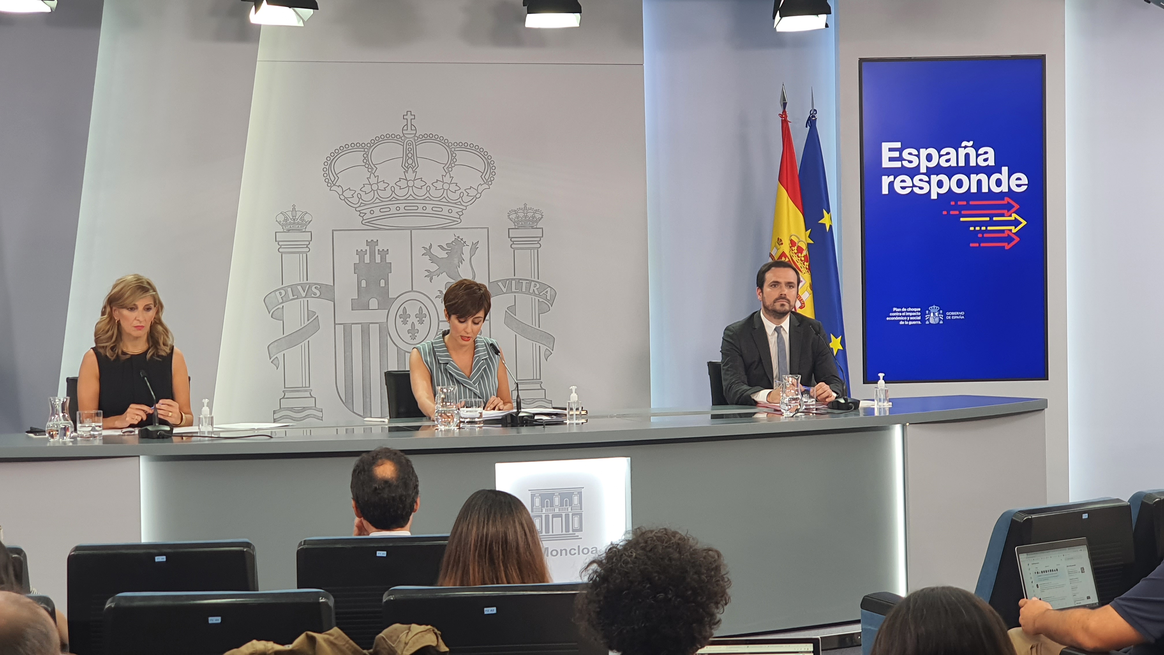 La vicepresidenta segunda y ministra de Trabajo y Economía Social, Yolanda Díaz, la ministra de Política Territorial y portavoz del Gobierno, Isabel Rodríguez, y el ministro de Consumo, Alberto Garzón