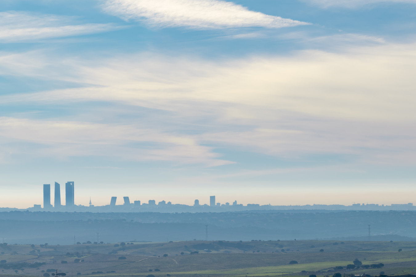 Imagen a distancia de la silueta de la ciudad de Madrid