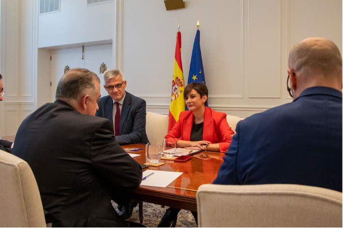 La ministra de Vivienda y Agenda Urbana, Isabel Rodríguez con el consejero de Fomento, Ordenación del Territorio y Medio Ambiente del Gobierno de Cantabria, Roberto Media