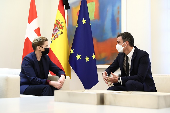 El presidente del Gobierno, Pedro Sánchez, y a primera ministra del Reino de Dinamarca, Mette Frederiksen