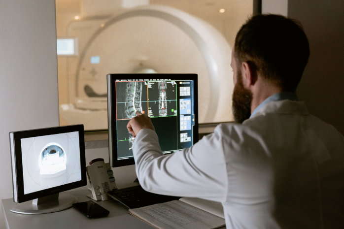 un médico consultando la pantalla de un equipamiento médico