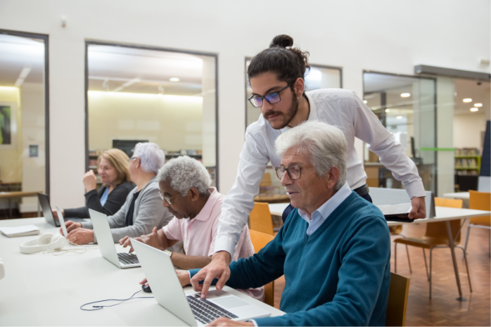 un aula con ordenadores y personas mayores