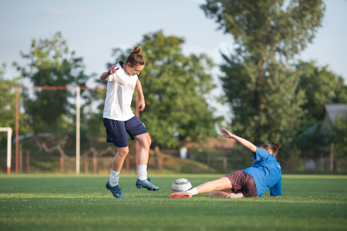 Dos mujeres futbolistas durante un partido