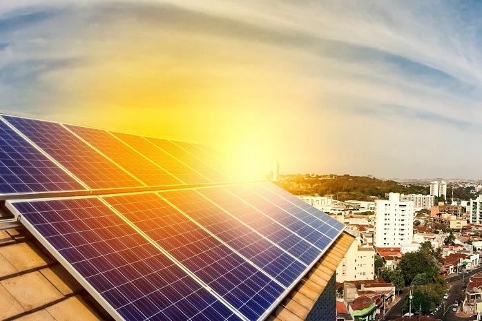 Paneles solares en el tejado de un edificio