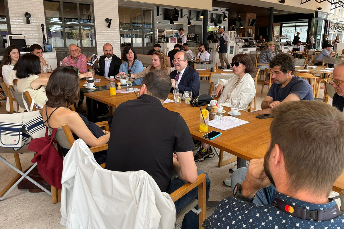 El ministro de Cultura y Deporte, Miquel Iceta, reunido con directoras de cine españolas en Cannes.