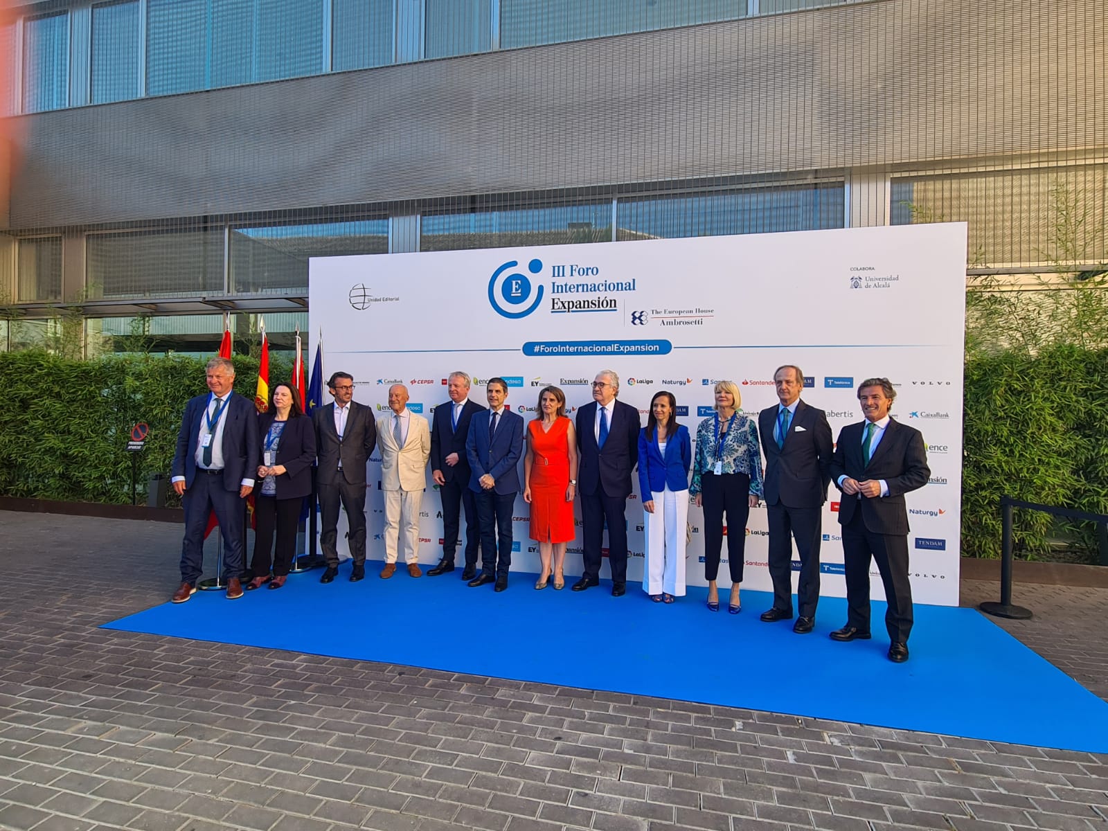 Foto de familia con la vicepresidenta tercera del Gobierno y ministra para la Transición Ecológica y el Reto Demográfico, Teresa Ribera, en el III Foro Internacional Expansión