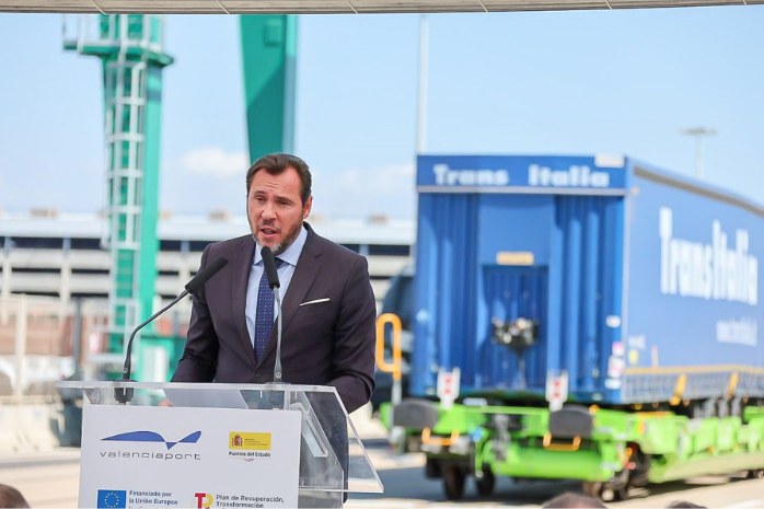 El ministro de Transportes y Movilidad Sostenible, Óscar Puente, Óscar Puente, en el puerto de Valencia