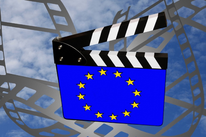 Claqueta de cine con una bandera de Europa dibujada