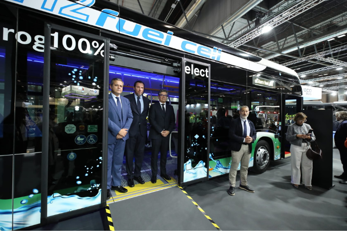 El ministro de Transportes y Movilidad Sostenible, Óscar Puente en el autobús Irizar i3 eléctrico