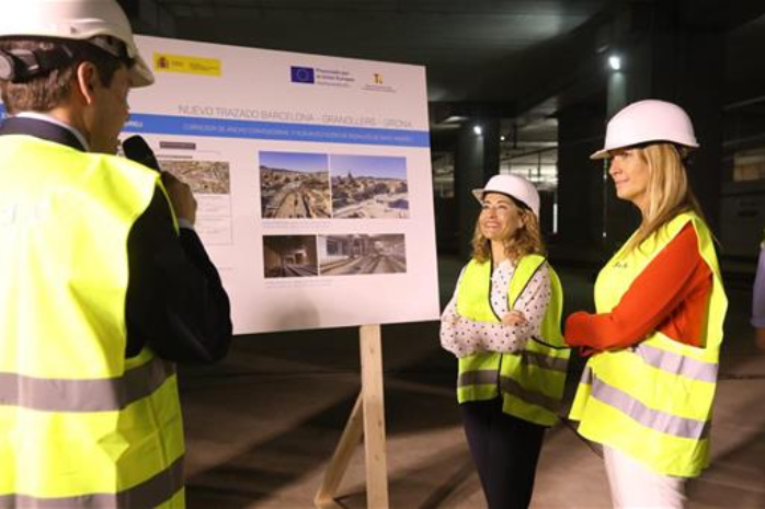 La ministra de Transportes, Movilidad y Agenda Urbana, Raquel Sánchez, y la delegada del Gobierno en Cataluña, María Eugenia Gay, durante su visita a La Sagrera