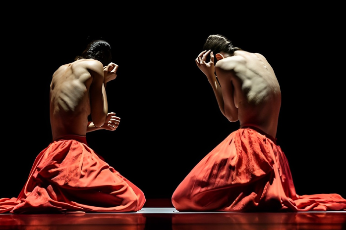 dos bailarinas de a compañía nacional de danza en una representación