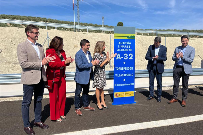 La ministra de Transportes, Movilidad y Agenda Urbana, Raquel Sánchez, junto a otros asistentes a la inauguración del tramo de carretera