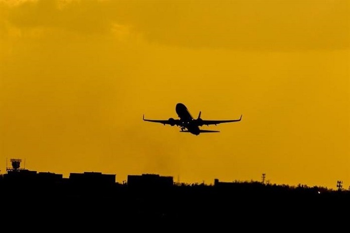 Un avión despegando