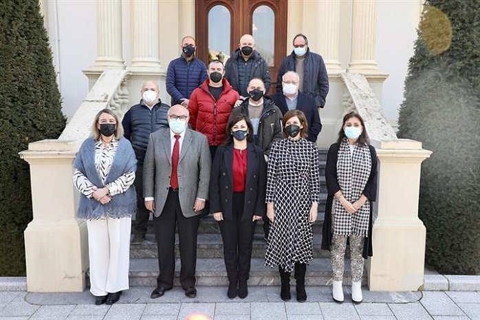 Foto de familia tras la firma del convenio para modernizar regadíos en La Rioja