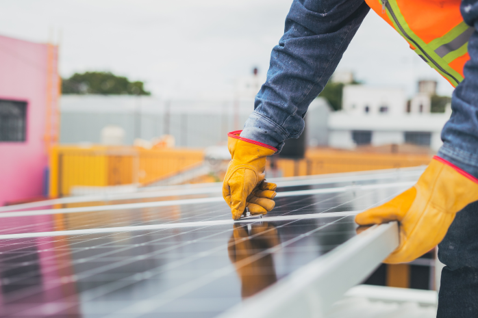 Un operario instalando una placa solar