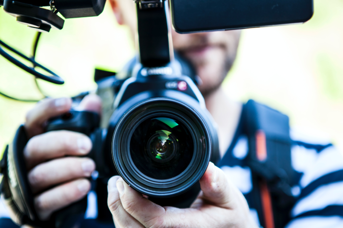 un fotógrafo enfocando con su cámara en primer plano