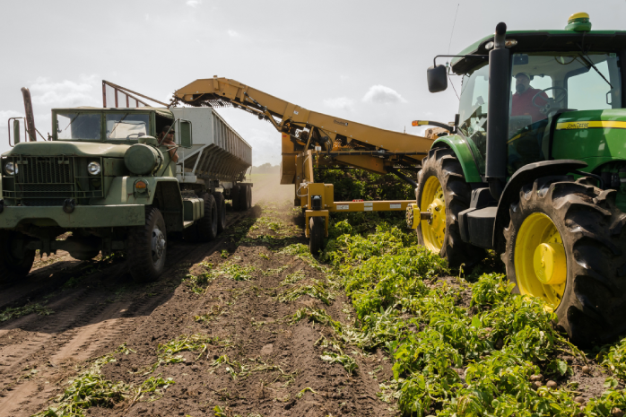 maquinaria agrícola trabajando en el campo