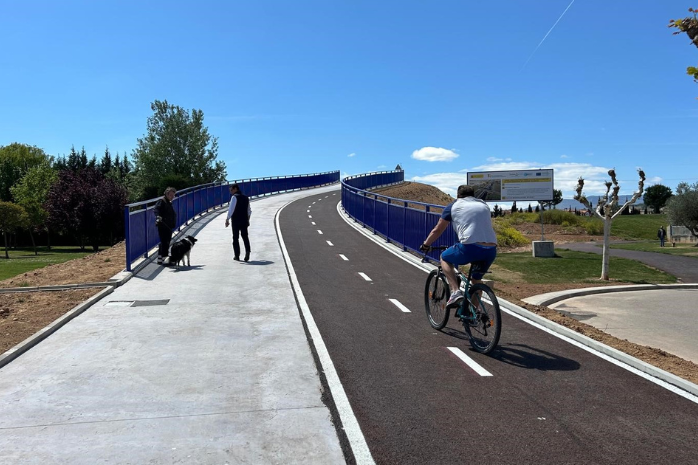 el carril ciclo-peatonal sobre el paso superior de la AP-68 en Lardero