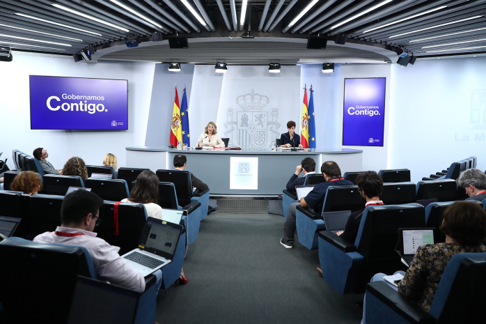 Rueda de prensa tras el Consejo de Ministros: Isabel Rodríguez y Raquel Sánchez. La ministra de Política Territorial y portavoz ... Descargar  La ministra de Política Territorial y portavoz del Gobierno, Isabel Rodríguez, la ministra de Transportes, Movilidad y Agenda Urbana, Raquel Sánchez, en la rueda de prensa posterior al Consejo de Ministros