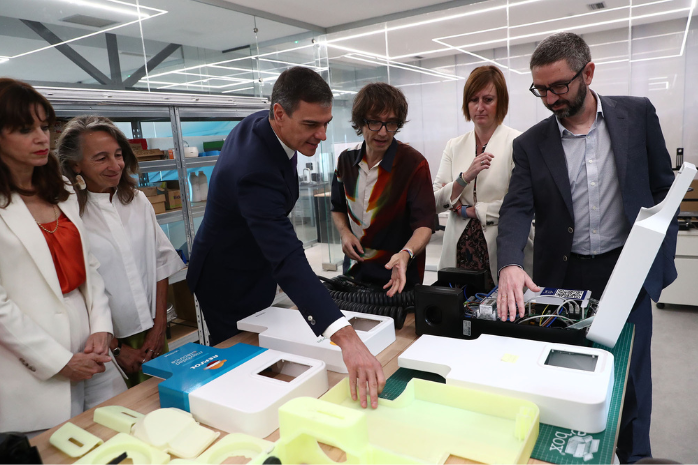 El presidente del Gobierno, Pedro Sánchez, durante su visita a la sede de VELTIUM