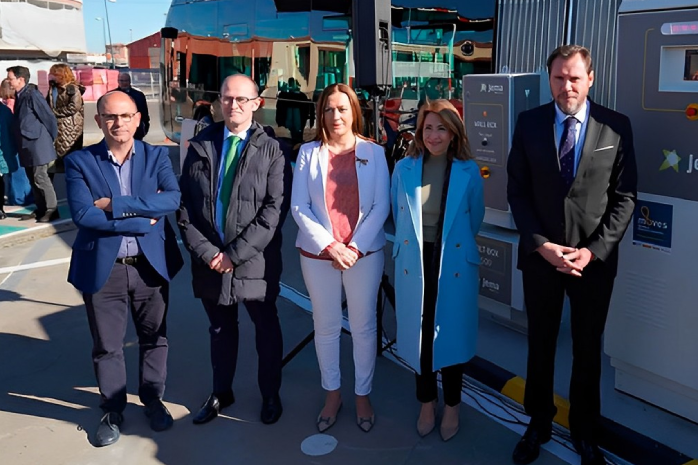 ministra, Transportes, Movilidad, Agenda Urbana, Raquel, Sánchez, junto, alcalde, Valladolid, Óscar Puente, inauguración, estación, carga, vehículos, eléctricos, sociedad, municipal, autobuses, urbanos