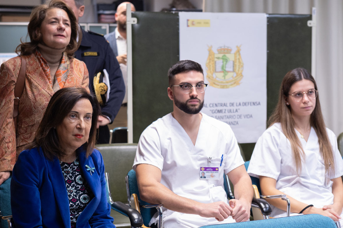 La ministra de Defensa, Margarita Robles, durante su visita al Hospital Gómez Ulla.