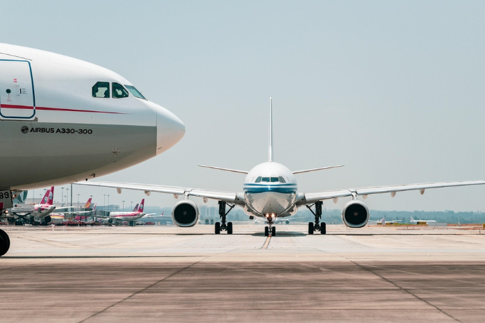 Dos aviones de pasajeros en una pista de aterrizaje