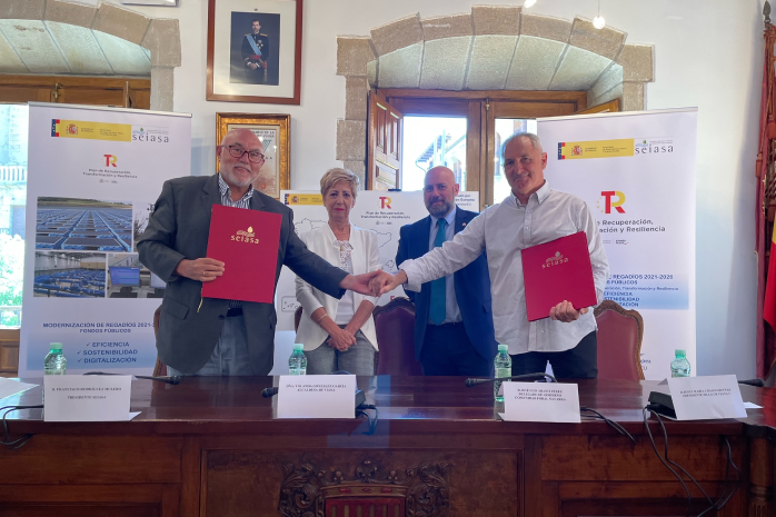 Foto de familia tras la firma del convenio