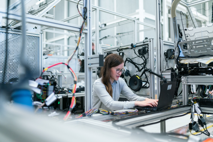 una mujer trabajando en un laboratorio de electrónica