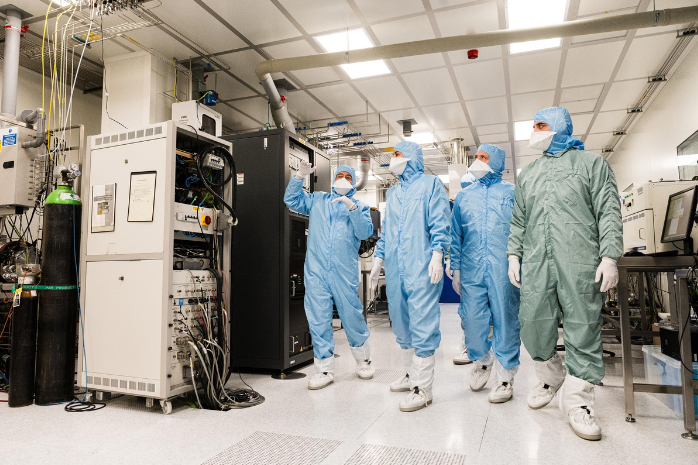 La ministra de Ciencia, Innovación y Universidades, Diana Morant, en el Centro de Tecnología Nanofotónica de la Universitat Politècnica de València (UPV