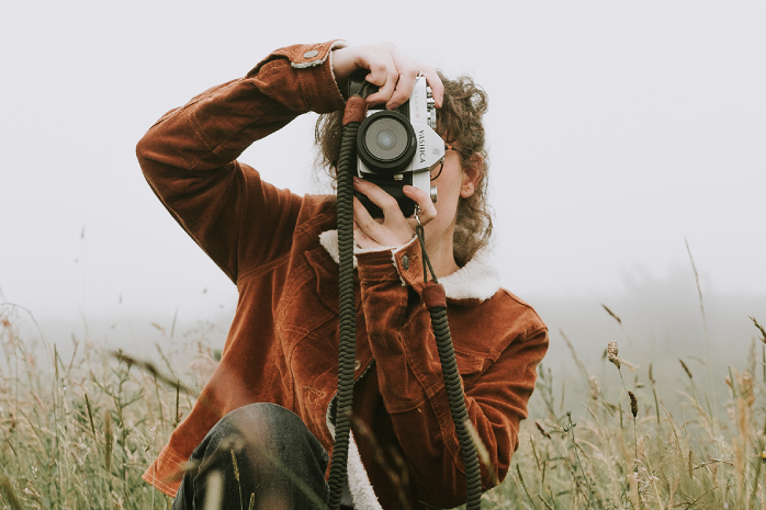 una mujer haciendo una fotografía