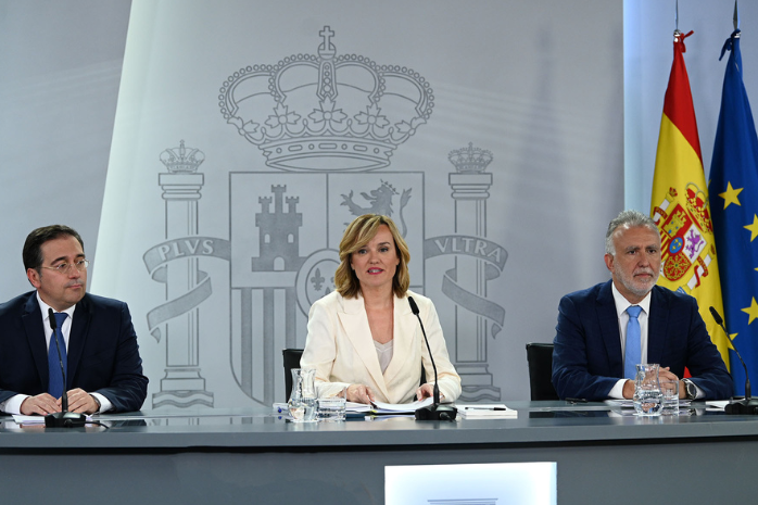 La ministra de Educación, F.P. y Deportes y portavoz del Gobierno, Pilar Alegría, el ministro de Asuntos Exteriores, Unión Europea y Cooperación, José Manuel Albares, y el ministro de Política Territorial y Memoria Democrática, Ángel Víctor Torres