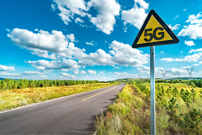 una carretera con una señal de 5G