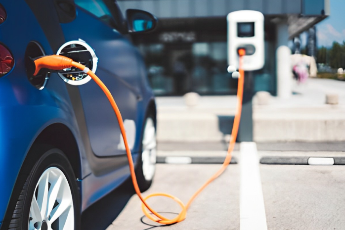 un coche eléctrico cargando en una estación de recarga