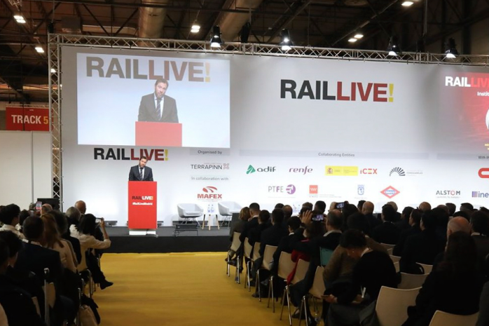 El ministro de Transportes y Movilidad Sostenible, Óscar Puente, en la feria Rail Live.