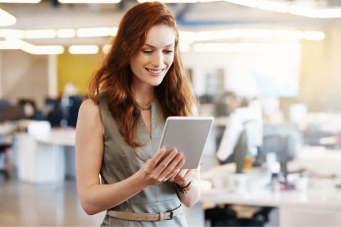 una mujer con una tablet