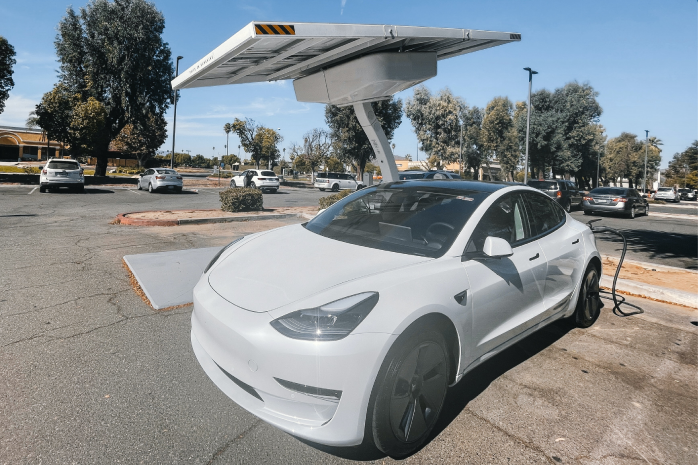 un coche eléctrico en una instalación de recarga