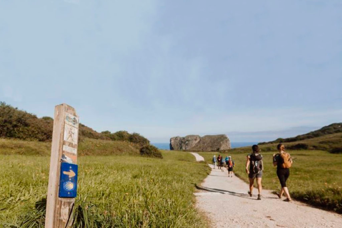 Peregrinos en un tramo del Camino de Santiago