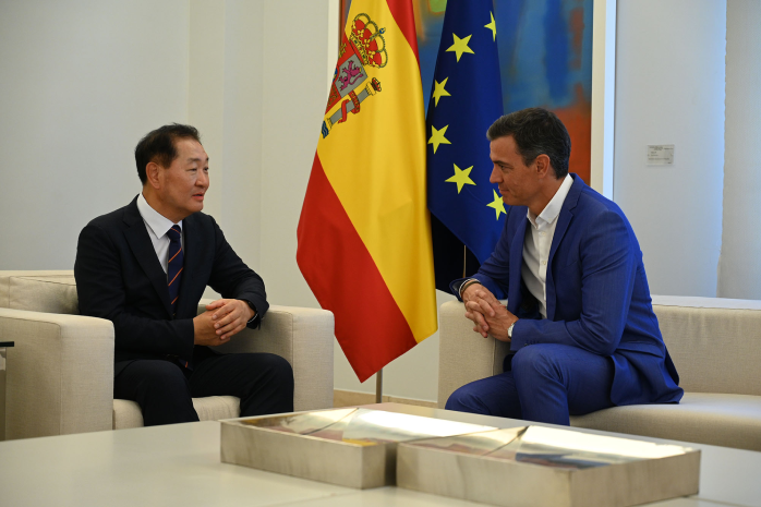 El presidente del Gobierno, Pedro Sánchez, durante su reunión con el consejero delegado y vicepresidente de Samsung Electronics, Jong-Hee Han